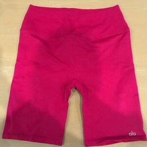 Alo Women’s Ribbed 7" High-Waist Biker Short size L in magenta crush